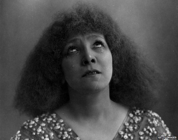 Image caption Actress Sarah Bernhardt (1844 - 1923) cries during a performance - _78659682_actress-sarah-bernhardt