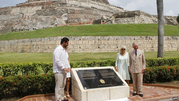 El prínciple Carlos y su esposa Camila (der.), junto al entonces alcalde de Cartagena, Dionisio Vélez.