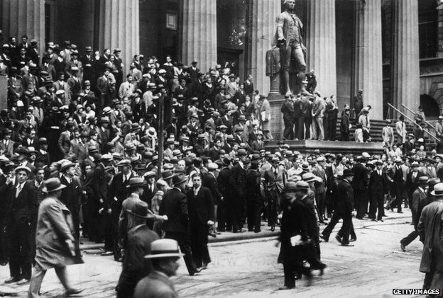 Huge crowds watch the Wall Street Stock Exchange in October 1929