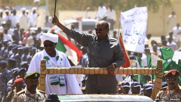 Sudan's President Omar al-Bashir (C) waves to the crowd during a campaign rally for the upcoming presidential elections in El-Fasher, in North Darfur