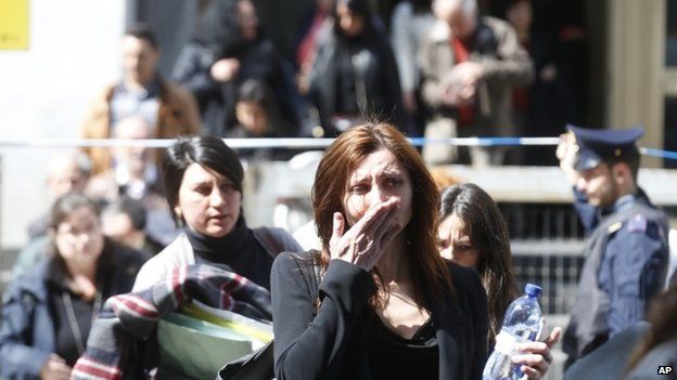 Women are evacuated from the Palace of Justice in Milan (9 April 2015)