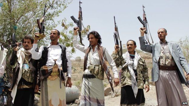 Supporters of the Houthi rebel movement brandish their weapons in Taiz, Yemen (10 April 2015)