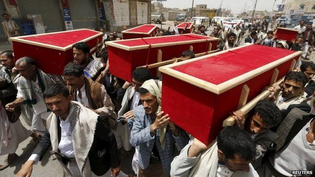 People carry the coffins of victims of a Saudi-led coalition air strike in Sanaa (10 April 2015)