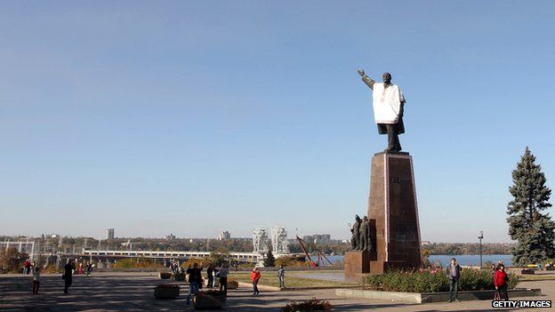 Statue of Lenin wearing a traditional Ukrainian shirt