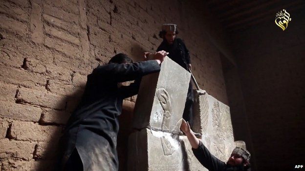 لقطة شريط فيديو يظهر تدمير مسلحي تنظيم الدولة الاسلامية متحف مدينة الموصل