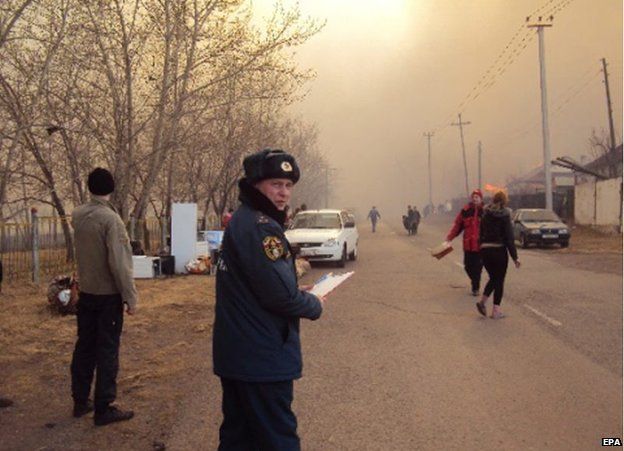 Residents at scene of blaze in Khakassia, 12 Apr 15 - pic from Russian Emergencies Ministry