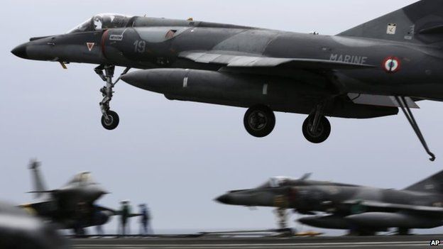 A French warplane lands on the flight deck of the aircraft carrier Charles de Gaulle in the Gulf (17 March 2015)