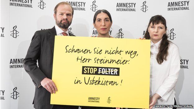 Amnesty International members call on Germany's foreign minister to 'not look away'
