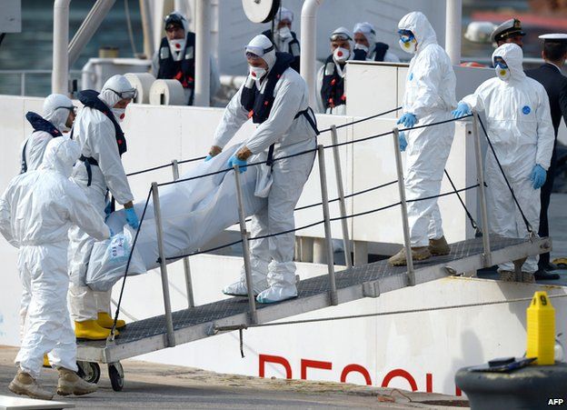 Italian rescuers remove body from migrant group, 20 Apr 15