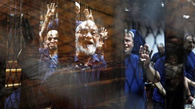Muslim Brotherhood General Guide Mohamed Badie (C) and co-defendants at a trial session in Cairo, Egypt (13 July 2014)