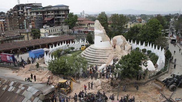 People inspect the damage of the collapsed landmark Dharahara tower in Kathmandu 25/04/2015