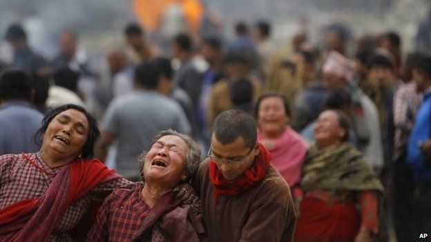 Family members break down during the cremation of earthquake victims in Bhaktapur near Kathmandu (26 April 2015)