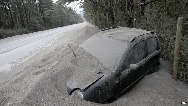 A vehicle covered with ashes remains off the road after the eruption of the Calbuco volcano near the town of Ensenada on 26 April 2015.