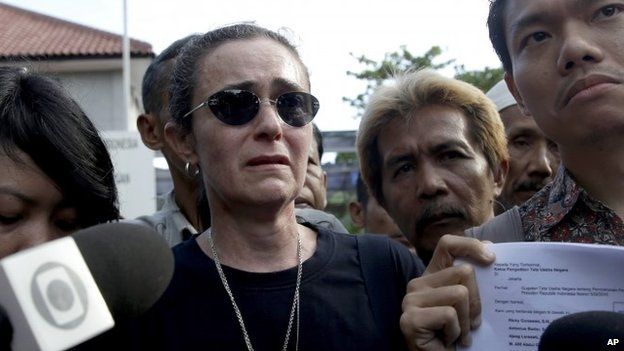 Angelita Muxfeldt, centre, a cousin of Rodrigo Gularte, Brazilian national who is on death row for smuggling drugs into Indonesia, speaks to the media after visiting her cousin in Cilacap, Central Java, Indonesia, Tuesday, April 28, 2015.