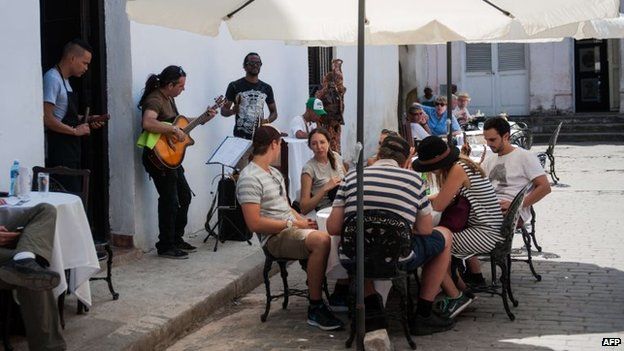 Tourists from the United States eat at a restaurant in Havana, on April 6, 2015