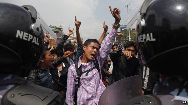 Os manifestantes acusam o governo de não fazer o suficiente para as vítimas do terremoto em Kathmandu, 29 de abril de 2015