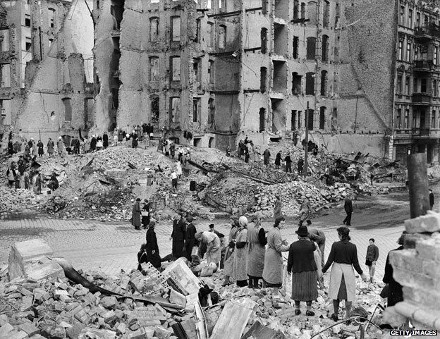 Women in the ruins of Berlin (1945)
