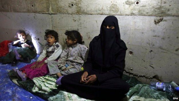 A Yemeni woman and her children, forced to flee their family home, due allegedly to airstrikes carried out by the Saudi-led coalition (30 April 2015)