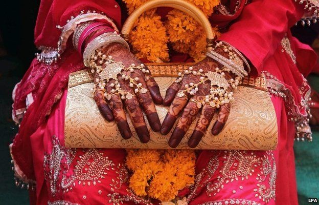 A Muslim bride takes part in a mass marriage ceremony under Mukhyamantri Kanyadan Yojna (chief minister welfare scheme) organized by the Hakeem Education and Welfare society in Bhopal, India, 12 April 2015