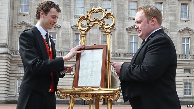 An easel in front of Buckingham Palace