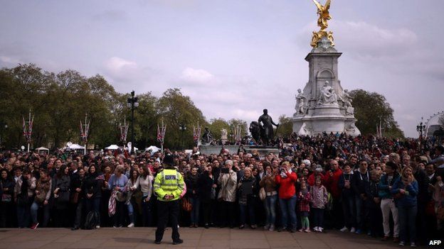 Crowds outside Buckingham