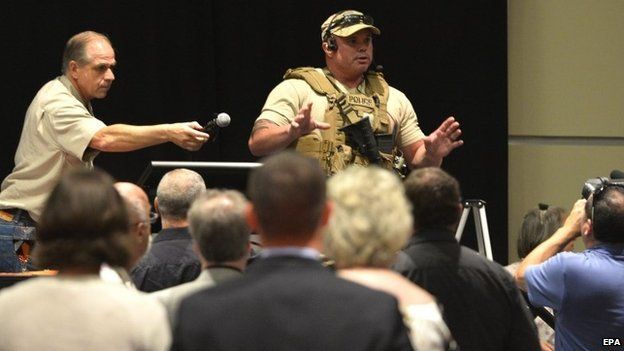 Police officer briefing conference attendees in Garland, Texas, 3 May 2015