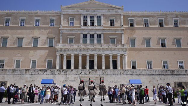 Greek Evzoni guards march in front of the Greek parliament in Athens (5 May 2015)