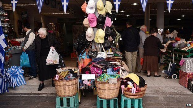 People visit a discount shop on in Athens (29 April 2015)