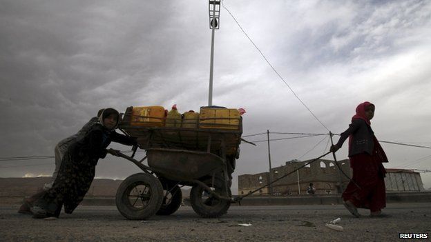 Internally displaced children transport water with a cart in the district of Khamir of Yemen"s northwestern province of Amran May 9, 2015