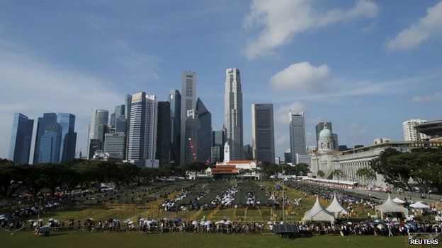 People queue up to pay their respects to the late first prime minister Lee Kuan Yew, outside the Parliament House in Singapore, 27 March 2015