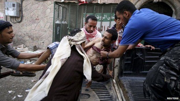 An injured anti-Houthi militiaman is helped from a vehicle in the Yemeni city of Taiz (11 May 2015)