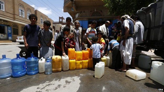 Yemenis queue for water in Sanaa (11 May 2015)