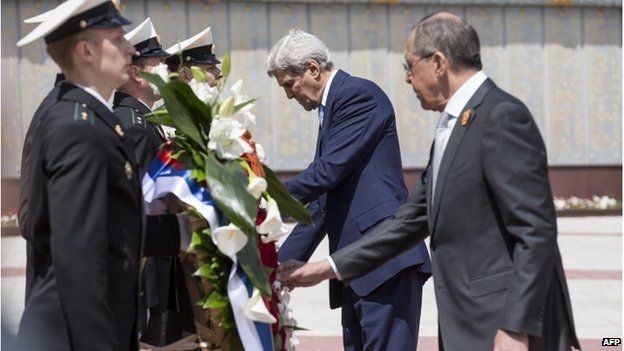 John Kerry (centre) and Sergei Lavrov at World War Two memorial in Sochi, 12 May 2015