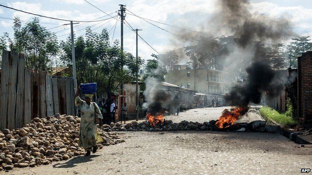 Burning barricades in Bujumbura on 14 May 2015