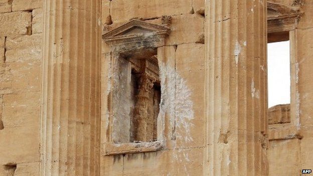 Shell-damaged window on a wall of the great temple of Baal, at Palmyra (14 March 2014)