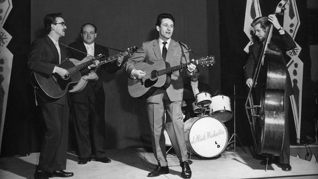 Lonnie Donegan with his skiffle group. Left to right : Dicky Bishop (guitar), Danny Wright (guitar), Lonnie Donegan (guitar), Nick Nicholls (drums) and Micky Ashman (bass).