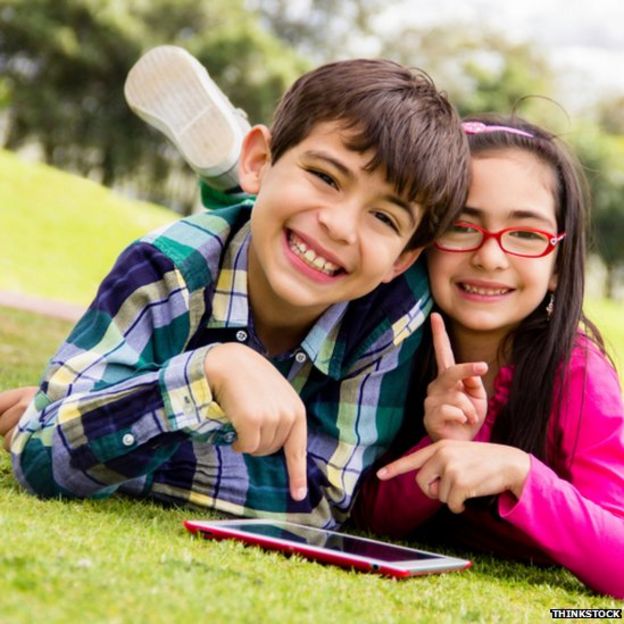 Children with tablet