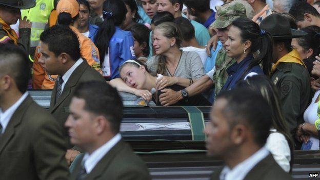 Relatives attend a mass burial for 33 victims of a recent landslide in Salgar, Colombia May 21, 2015.