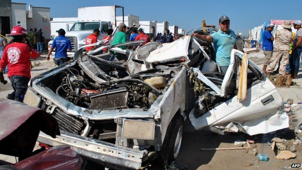 A destroyed car in Ciudad Acuna (26 May 2015)