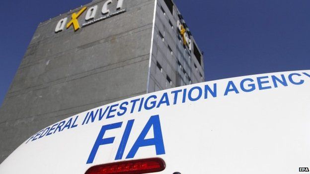A vehicle of the Pakistani Federal Investigation Agency (FIA) arrives to collect the records from the office of Axact in Islamabad (20 May 2015)