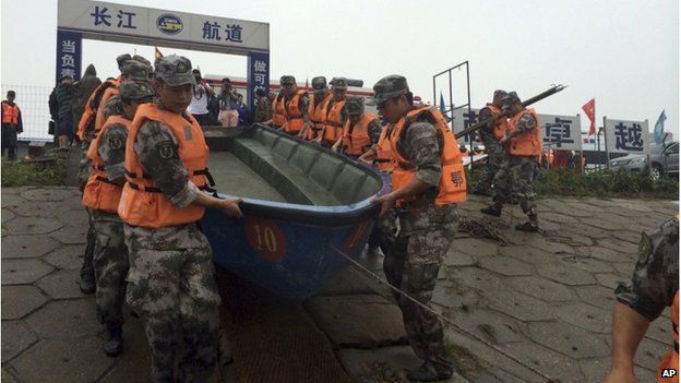 Rescue workers prepare to head out on boats on the Yangtze River to search for missing passengers after a ship capsized in central China's Hubei province Tuesday, 2 June 2015