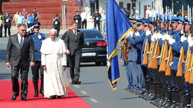 Pope Francis arrives in Bosnia, 6 June 2015