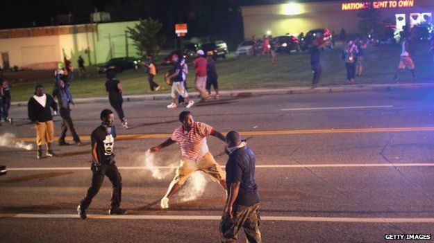 Demonstrators in Ferguson (17 August 2014)