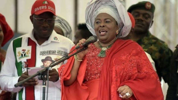 Nigerian President Goodluck Jonathan (L) looks at notes as his wife Patience addresses an election rally in Port Harcourt, in the Niger Delta region, on 28 January 2015