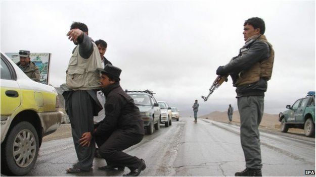 Police conduct security checks on a road new Ghazni, Afghanistan (24 March 2015)