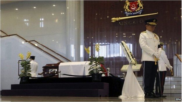 Guards stand by Lee Kuan Yew's coffin in Parliament House, Singapore (25 March 2015)