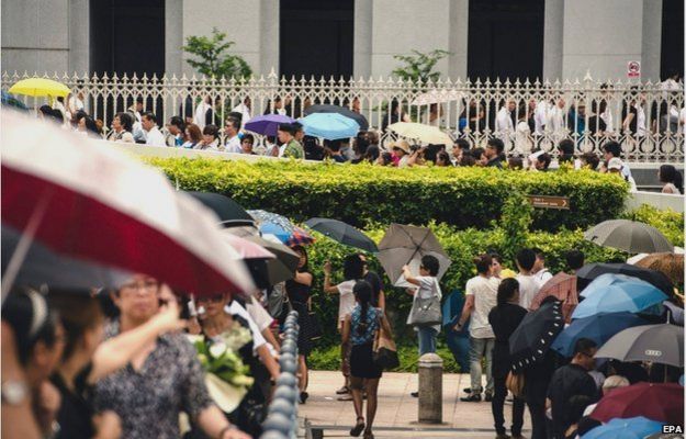 Members of the public queue to pay their last respects to founding Prime Minister Lee Kuan Yew, lying in state at Parliament House in Singapore, 25 March 2015