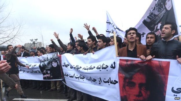 Afghan protesters stage a rally in front of the Supreme Court in Kabul to protest against the killing of Farkhunda (24 March 2015)