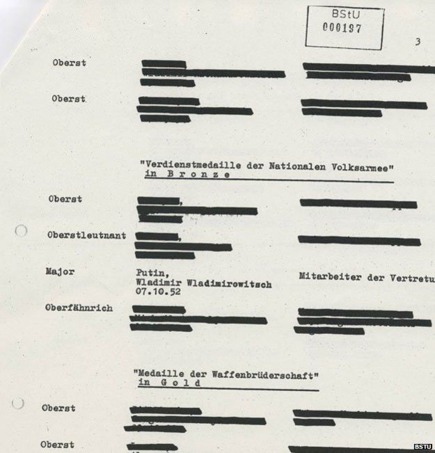 Un documento Stasi pesantemente redatto riferimento a Vladimir Putin