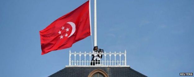 Bagpiper on the roof of the presidential residence in Singapore (25 March 2015)
